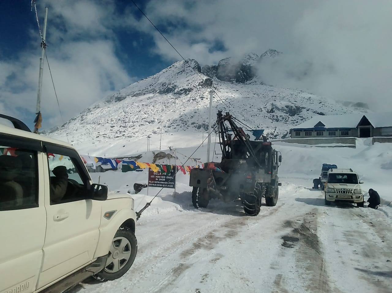 INDIAN ARMY RESCUINDIAN ARMY RESCUES 390 STRANDED CIVILIANS & 175 VEHICLES IN SUB ZERO TEMPERATURES IN ARUNACHAL PRADESH