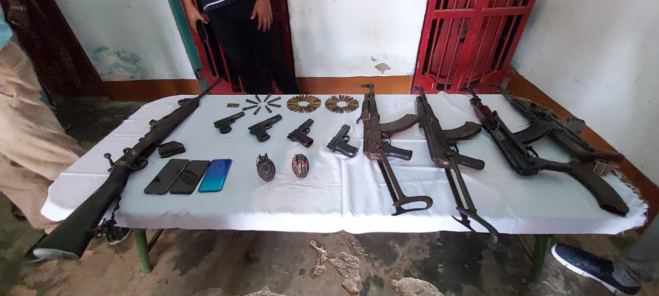 police-approch-encounter-with-suspected-dnla-diphu-karbi-anglong-assam-etv-bharat-news