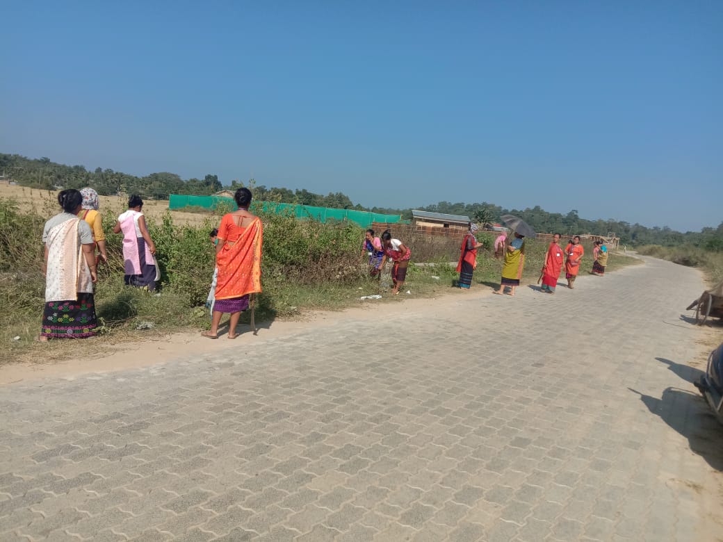 কাকতি ৰংহাঙ মহিলা গাঁওৰক্ষী বাহিনীৰ উদ্যোগত চাফাই অভিযান