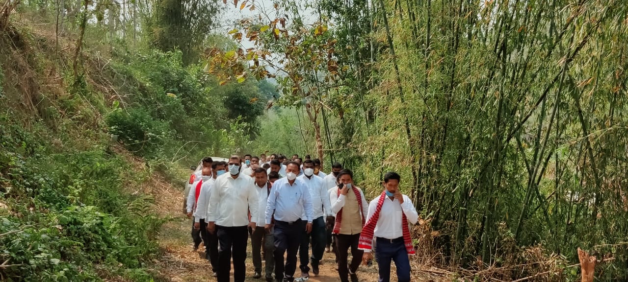 চুমিলা ৰংহাঙপীৰ বাসগৃহত উপস্থিত ড৹ সমুজ্জ্বল কুমাৰ ভট্টাচাৰ্য