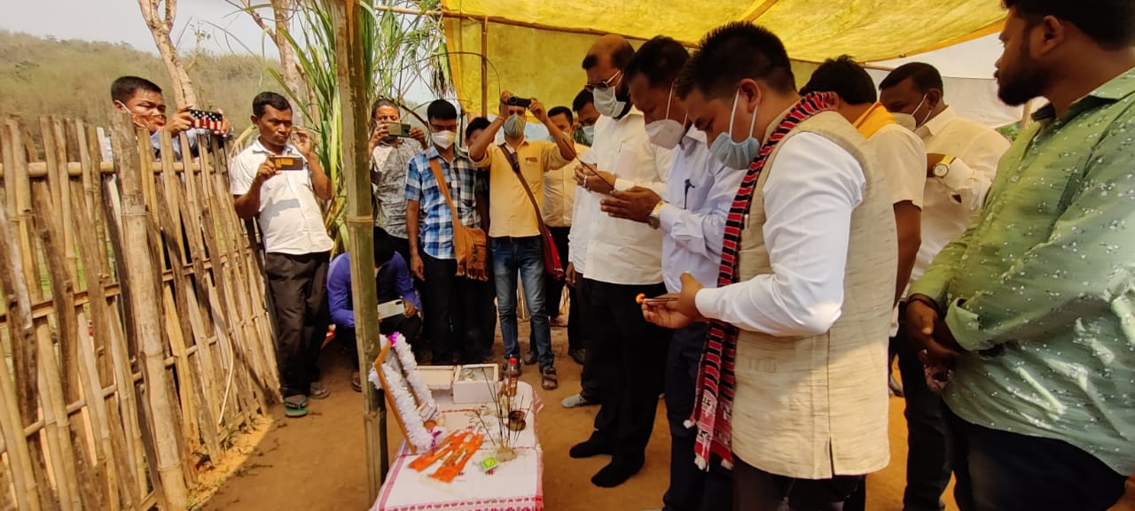 চুমিলা ৰংহাঙপীৰ বাসগৃহত উপস্থিত ড৹ সমুজ্জ্বল কুমাৰ ভট্টাচাৰ্য