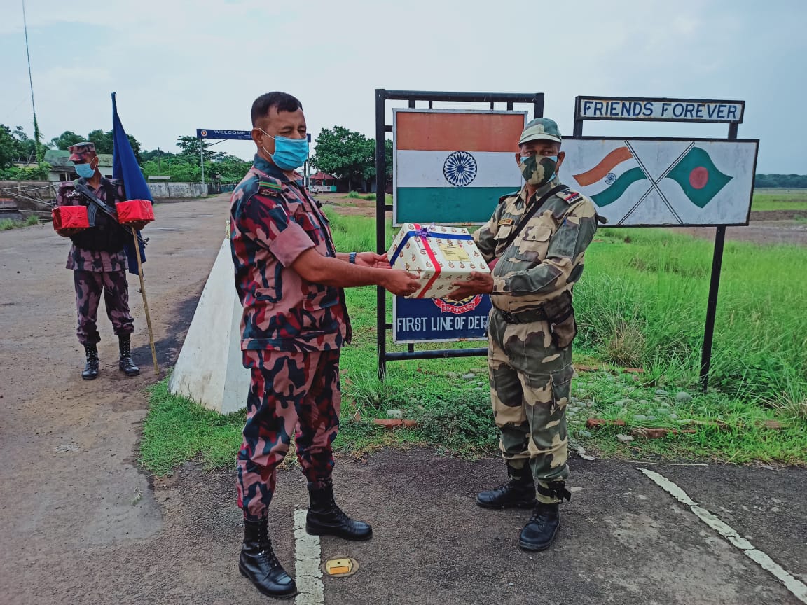 ভাৰত-বাংলাদেশ সীমান্ত সুৰক্ষা বাহিনীৰ মাজত ঈদৰ শুভেচ্ছা বিনিময়