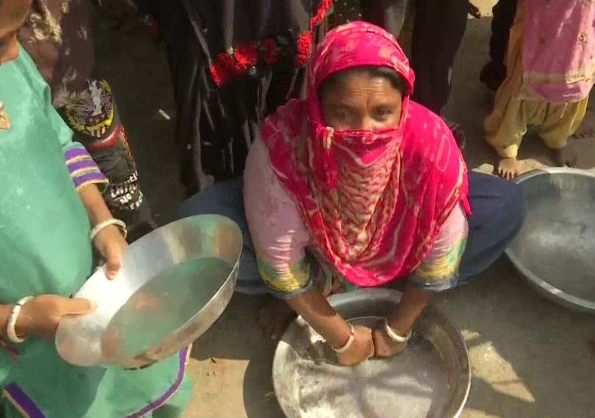 migrant labourers staged a unique demonstration with empty utensils in Amritsar