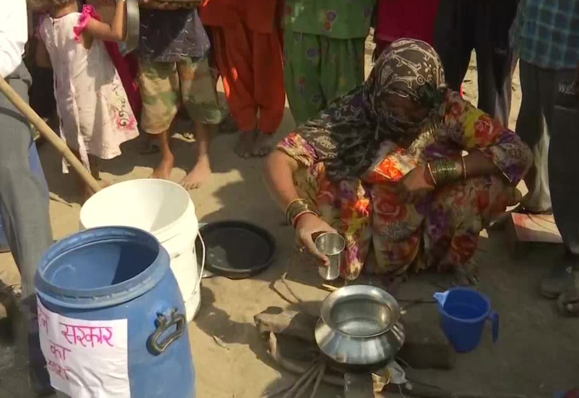 migrant labourers staged a unique demonstration with empty utensils in Amritsar