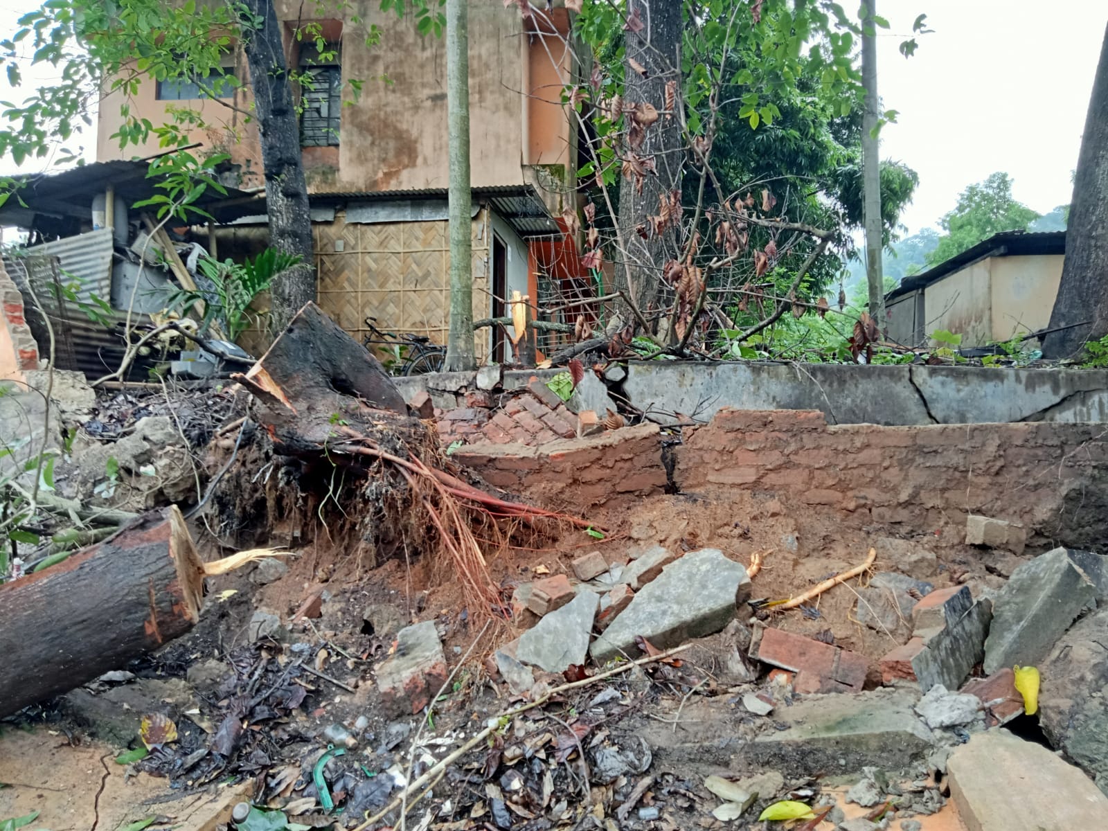 Guard wall collapses at Krishnanagar