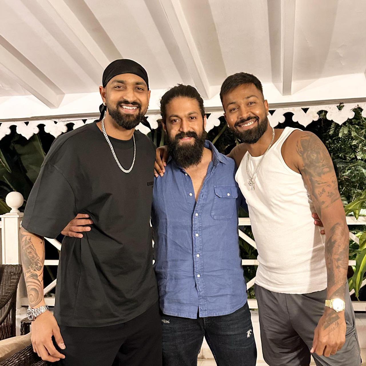 Yash posing with cricketer pandya brothers