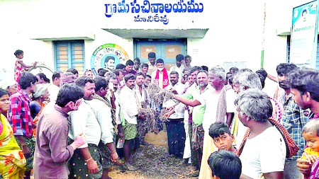 farmers locked grama sachivalayam for crop oinsurance