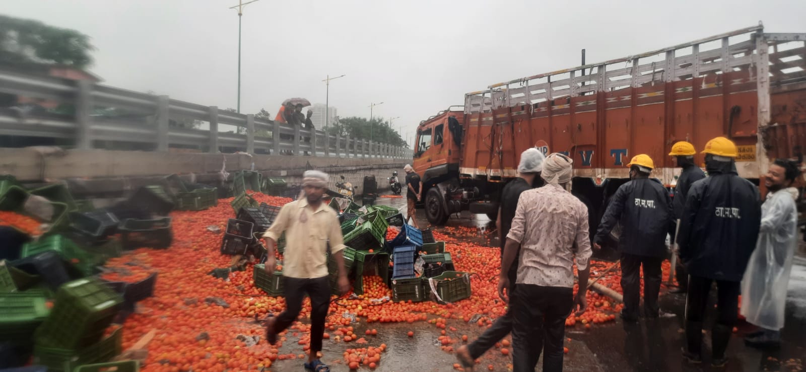 रस्ता झाला लाल भडक