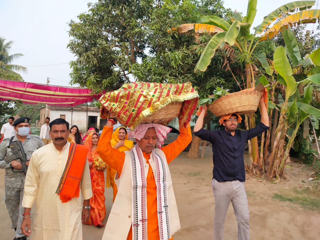 डाला लेकर जाते बीजेपी सांसद