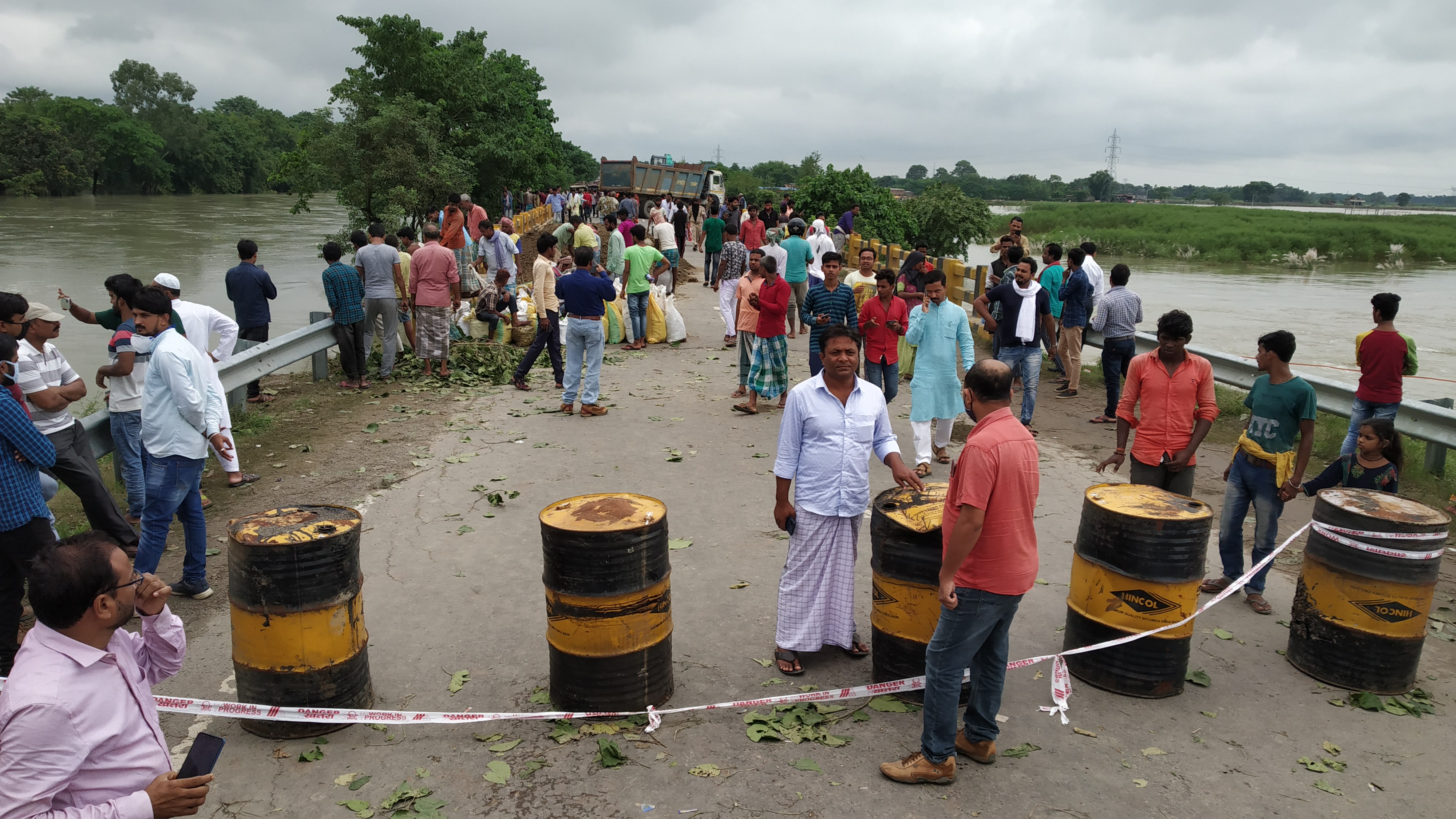 बाढ़ का पानी देखते लोग