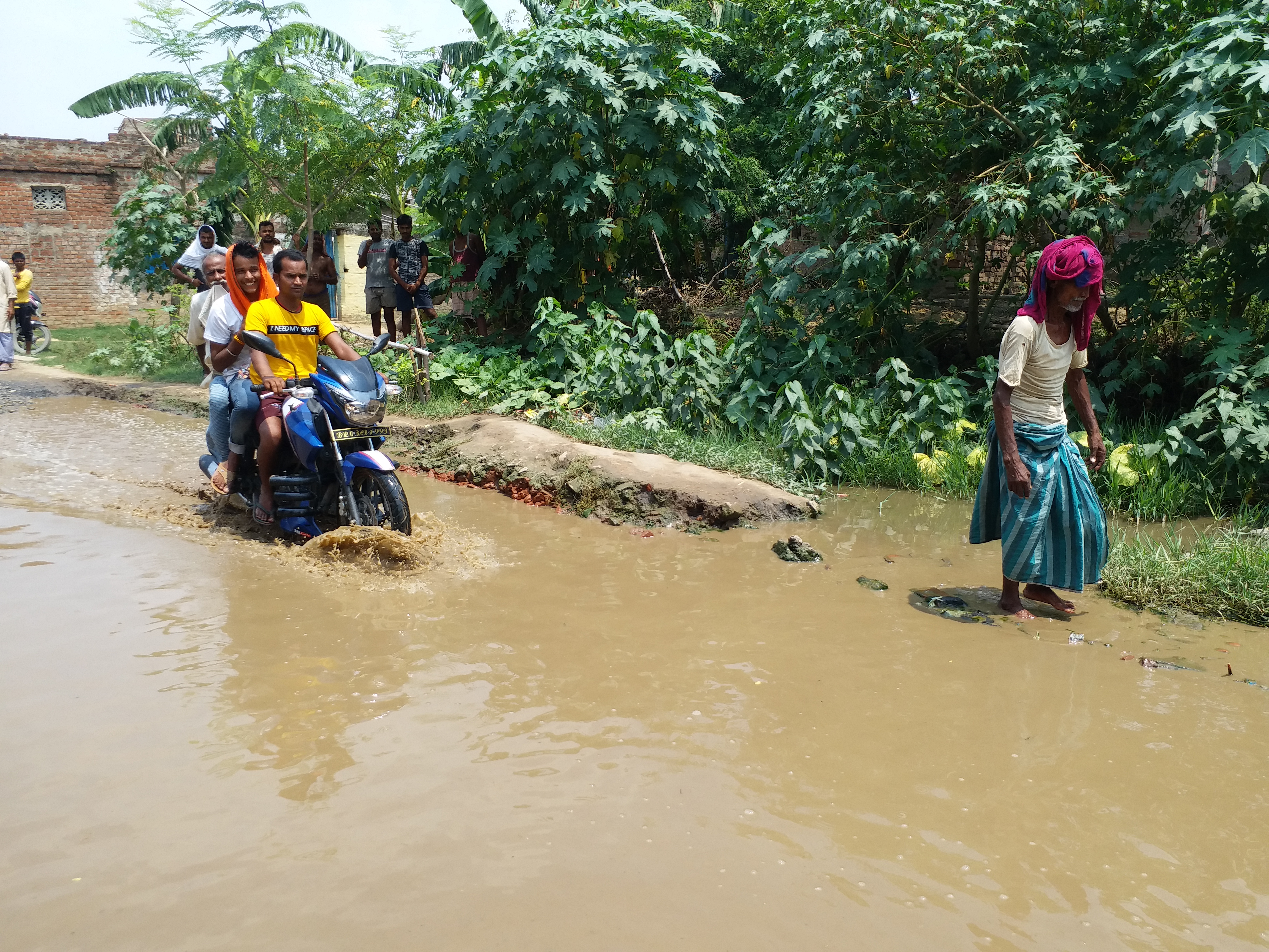 People are having problems with a shabby road in bhojpur