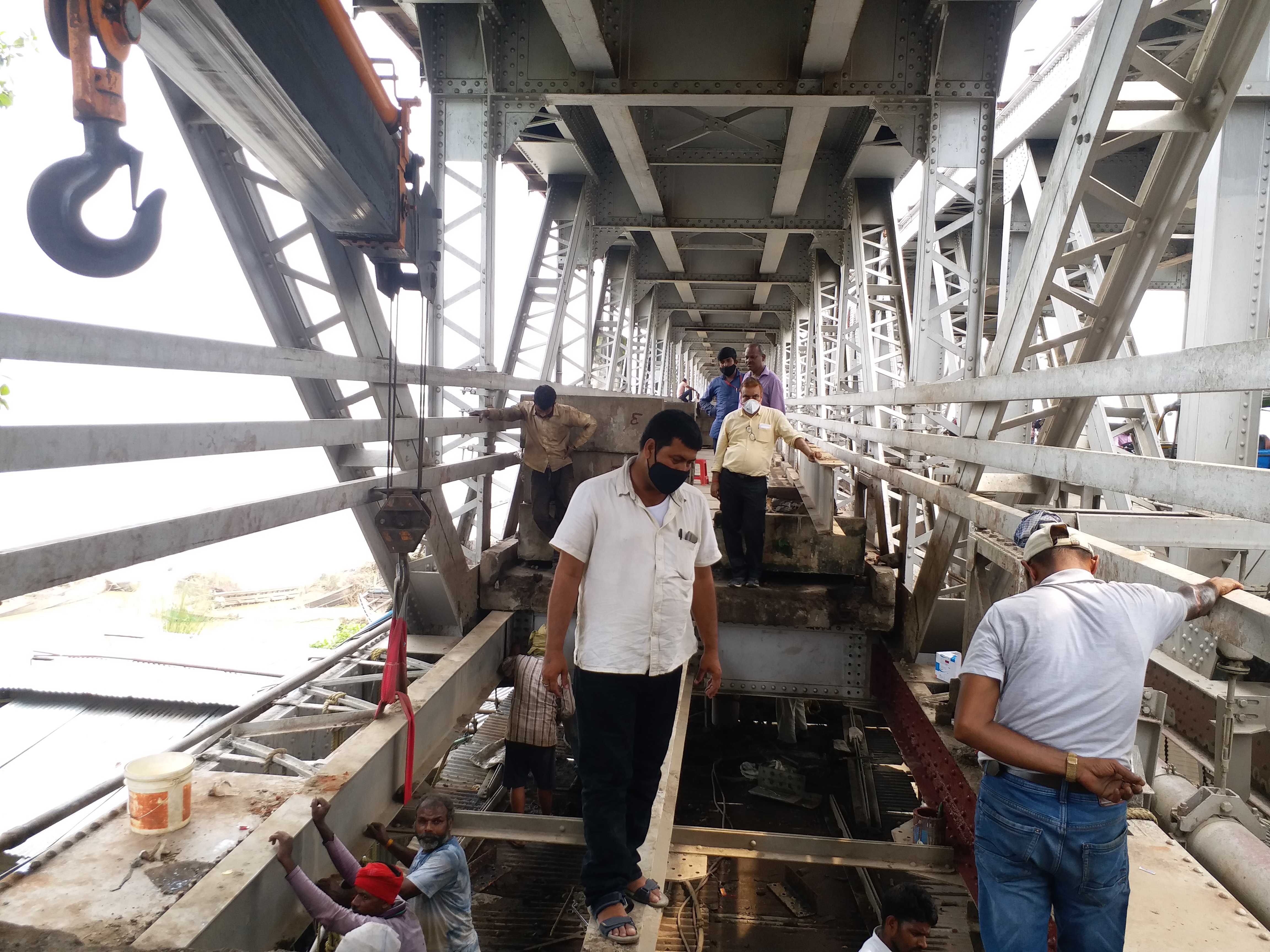 काम कराते  प्रोजेक्ट इंचार्ज