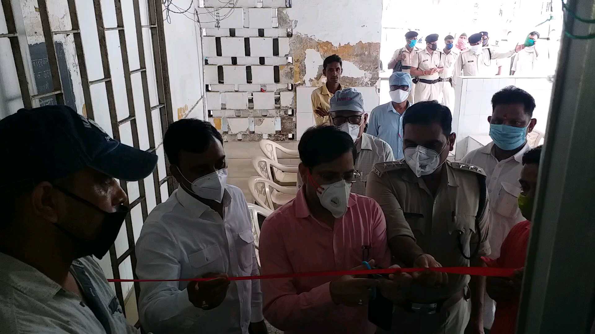 उद्घाटन करते SDO प्रदीप कुमार और SDPO अनूप कुमार