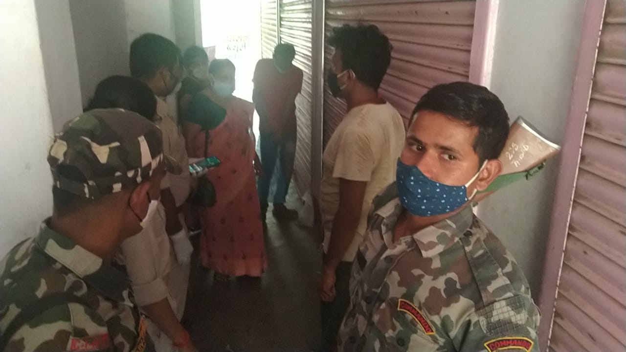 customers locked in a shop