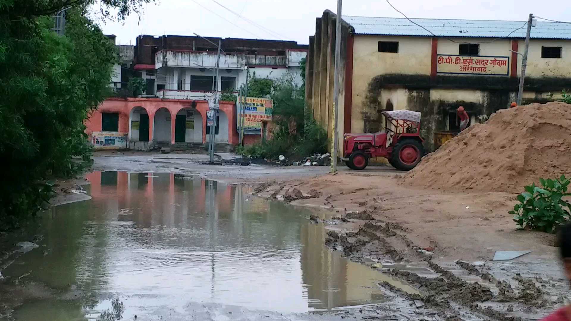 मुहल्ले में जमा पानी