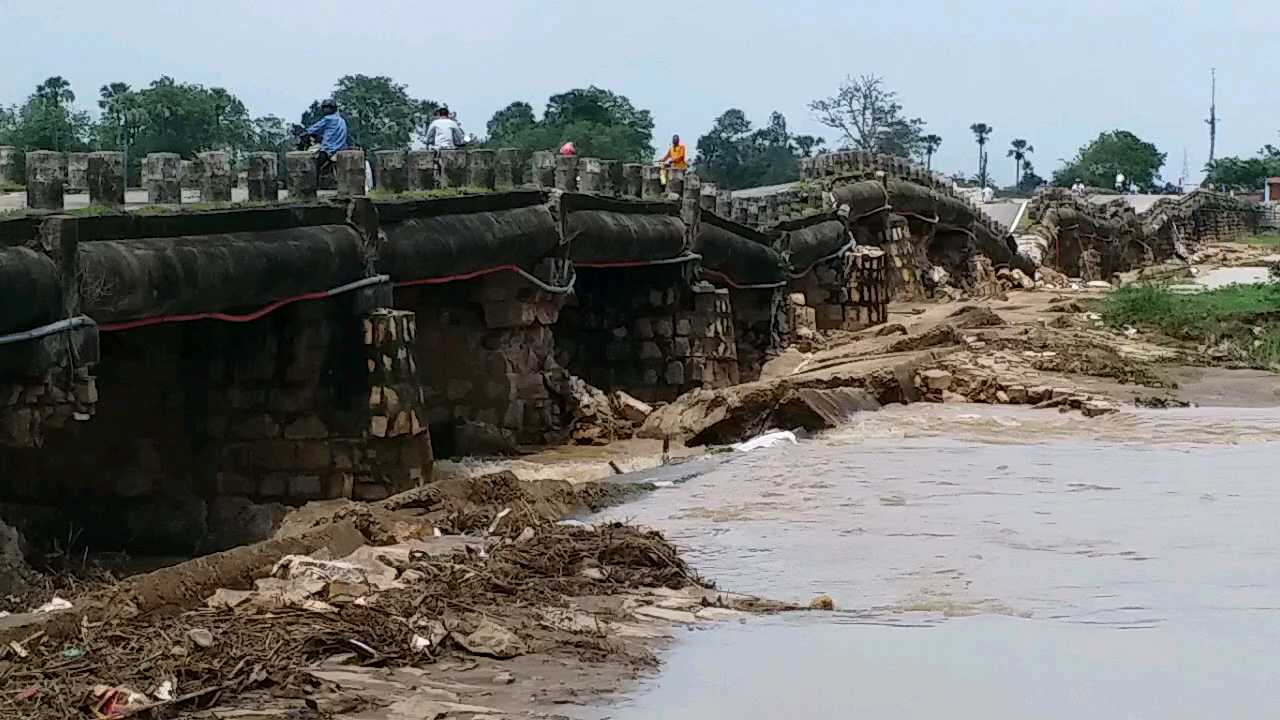 अधर में लटका पुल निर्माण कार्य