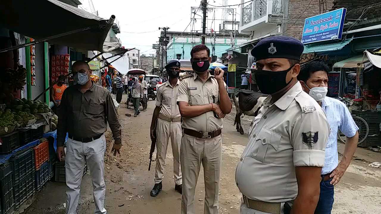 फल दुकानों को बंद कराते पुलिसकर्मी