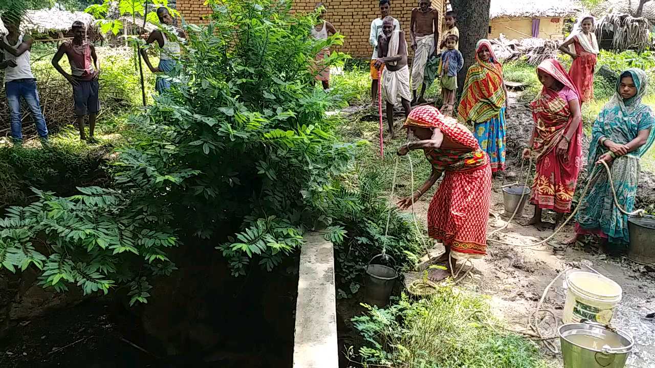 कुएं का गंदा पानी पीने को मजबूर ग्रामीण