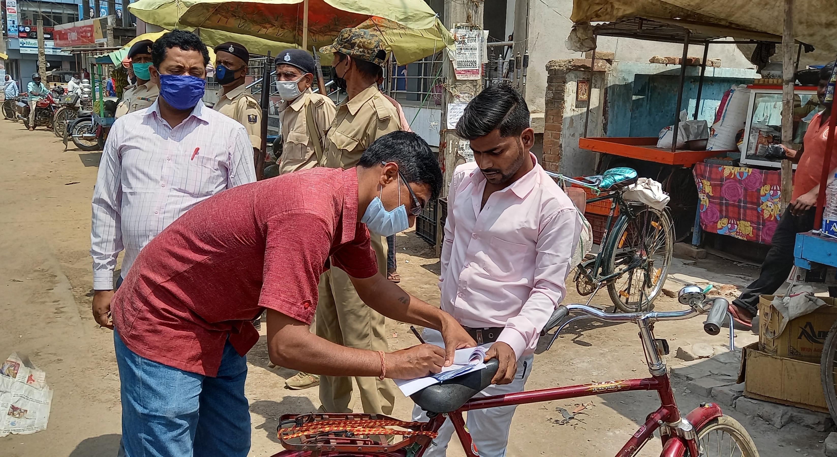 लोगों से वसूला गया जुर्माना.