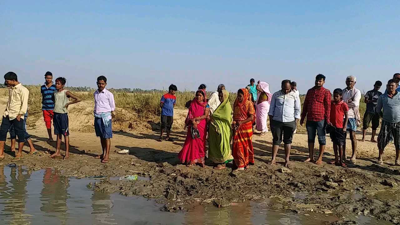 चांदन नदी पर प्राचीन अवशेष को देखने जुटी भीड़