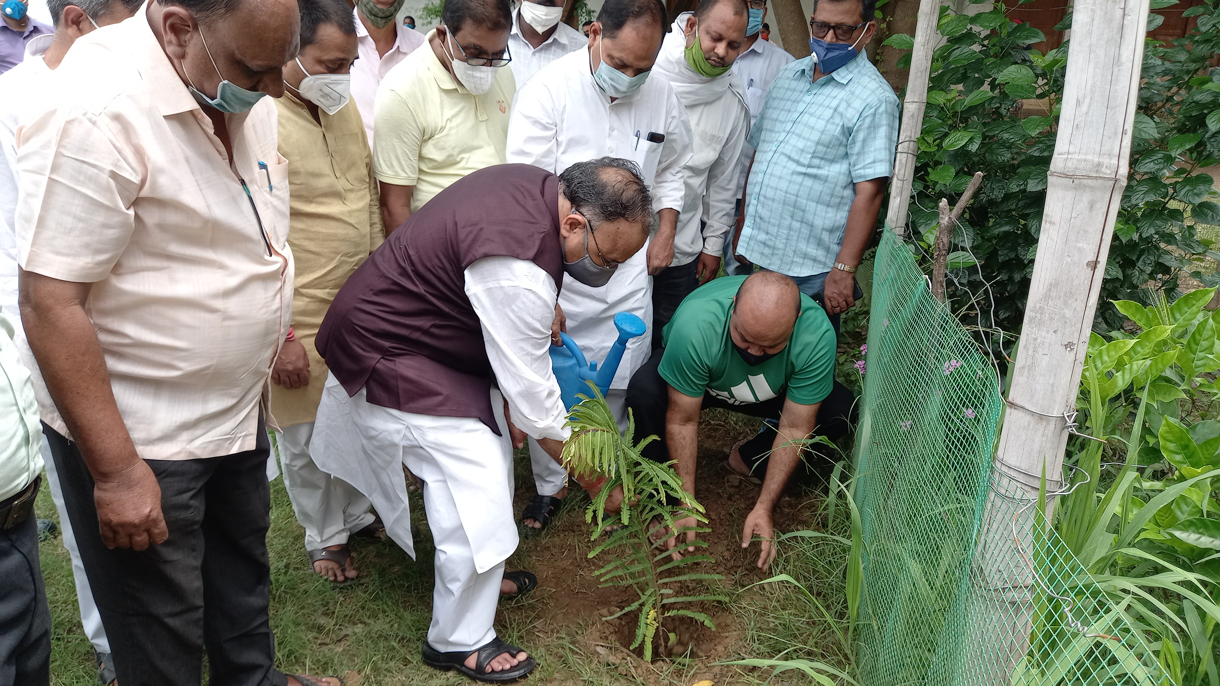 पौधारोपण करते बीजेपी विधायक