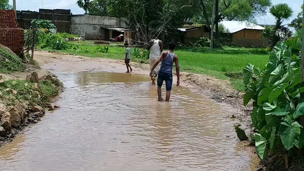 जर्जर सड़क से ग्रामीणों को हो रही परेशानी