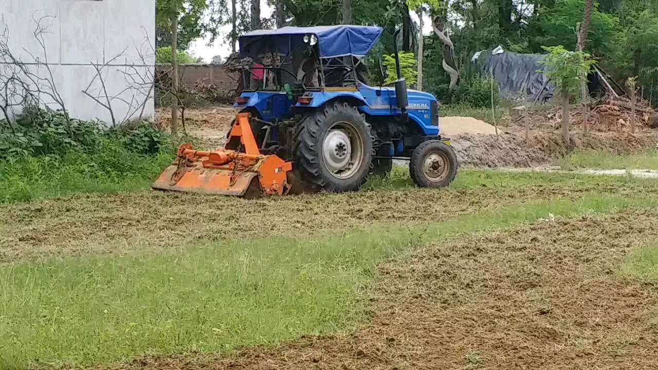 खेत की जुताई में लगे किसान