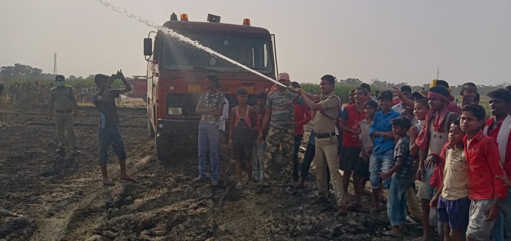 आग बुझाती फायर ब्रिगेड की टीम