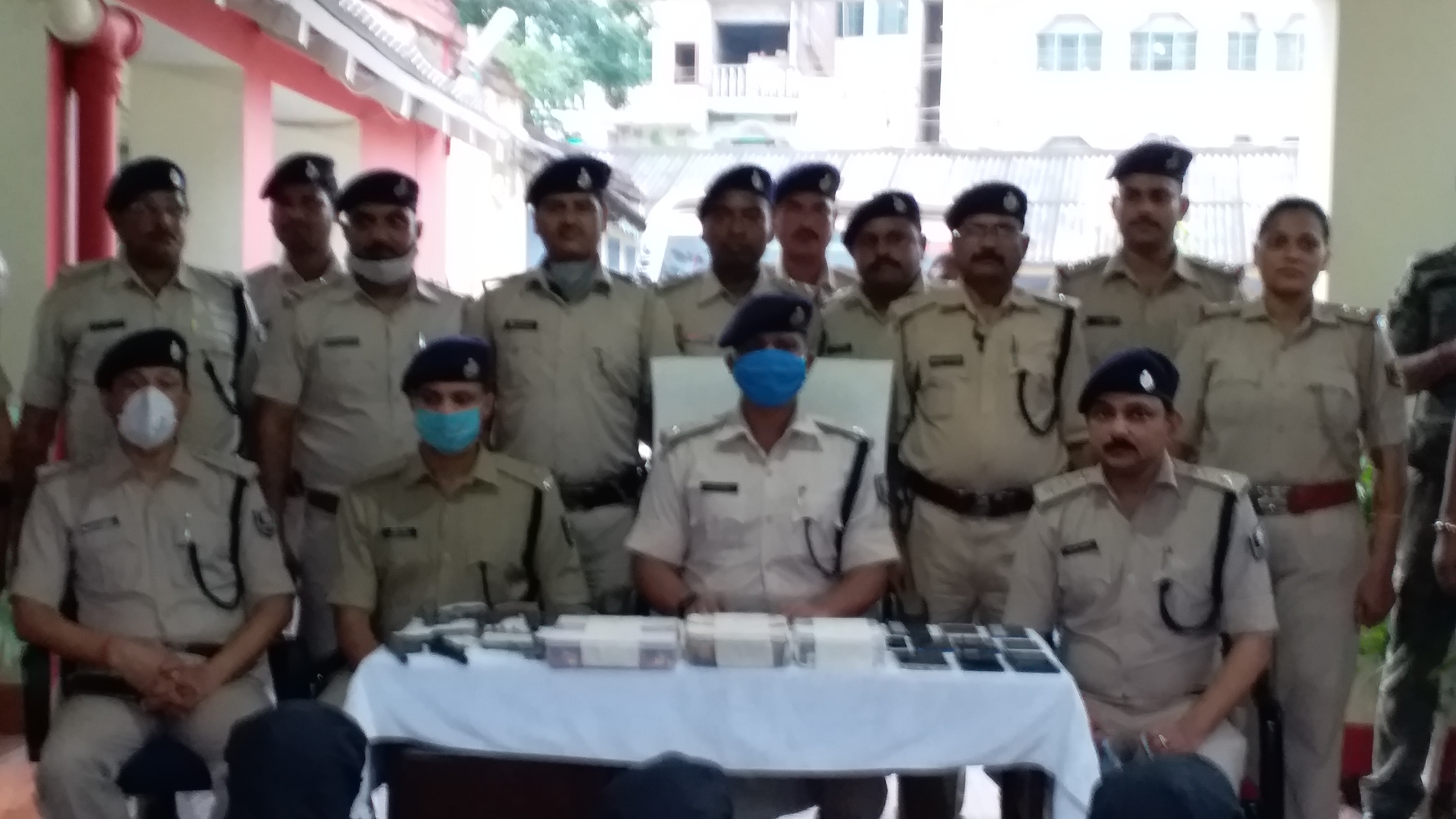 पुलिस अधिकारी और जवान