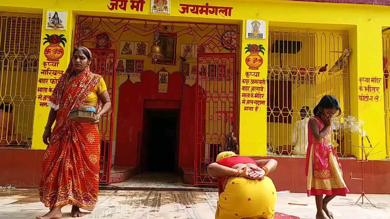 पूजा करते श्रद्धालु