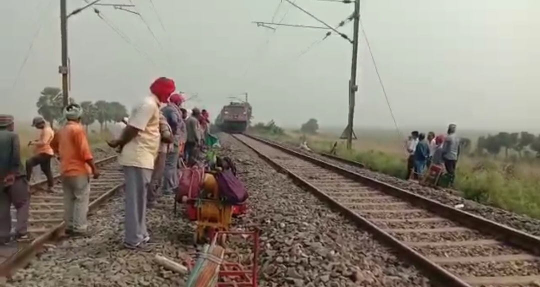 Vaishali Superfast Train  Gangmen saw broken rail track  Train accident was averted in Bihar  Barauni Katihar Rail Traffic Disrupted  Gangmen saw broken rail track in Begusari  ಗ್ಯಾಂಗ್​ಮನ್​ ಸಮಯಪ್ರಜ್ಞೆಯಿಂದ ತಪ್ಪಿದ ಭಾರೀ ರೈಲು ದುರಂತ  ಸಂಭವಿಸಬೇಕಾಗಿದ್ದ ದೊಡ್ಡ ಅಪಘಾತ  ಭಾರೀ ರೈಲು ಅಪಘಾತ  ಸೂಪರ್‌ಫಾಸ್ಟ್ ರೈಲಿಗೆ ಕೆಂಪು ಧ್ವಜ  ವೈಶಾಲಿ ಸೂಪರ್‌ಫಾಸ್ಟ್ ರೈಲು  ರೈಲ್ವೆ ಹಳಿ ಬೇರ್ಪಟ್ಟಿರುವ ಬಗ್ಗೆ ಗ್ಯಾಂಗ್​ಮನ್​