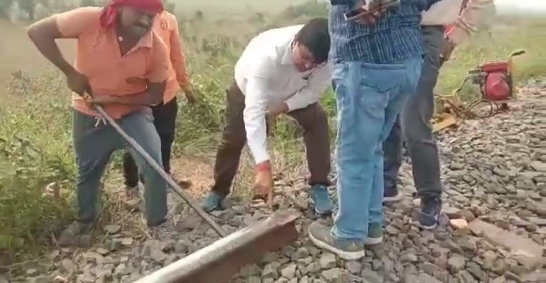 Vaishali Superfast Train  Gangmen saw broken rail track  Train accident was averted in Bihar  Barauni Katihar Rail Traffic Disrupted  Gangmen saw broken rail track in Begusari  ಗ್ಯಾಂಗ್​ಮನ್​ ಸಮಯಪ್ರಜ್ಞೆಯಿಂದ ತಪ್ಪಿದ ಭಾರೀ ರೈಲು ದುರಂತ  ಸಂಭವಿಸಬೇಕಾಗಿದ್ದ ದೊಡ್ಡ ಅಪಘಾತ  ಭಾರೀ ರೈಲು ಅಪಘಾತ  ಸೂಪರ್‌ಫಾಸ್ಟ್ ರೈಲಿಗೆ ಕೆಂಪು ಧ್ವಜ  ವೈಶಾಲಿ ಸೂಪರ್‌ಫಾಸ್ಟ್ ರೈಲು  ರೈಲ್ವೆ ಹಳಿ ಬೇರ್ಪಟ್ಟಿರುವ ಬಗ್ಗೆ ಗ್ಯಾಂಗ್​ಮನ್​