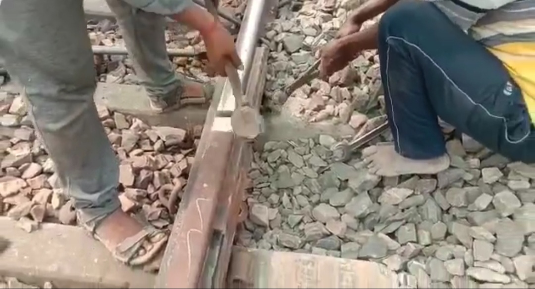 Vaishali Superfast Train  Gangmen saw broken rail track  Train accident was averted in Bihar  Barauni Katihar Rail Traffic Disrupted  Gangmen saw broken rail track in Begusari  ಗ್ಯಾಂಗ್​ಮನ್​ ಸಮಯಪ್ರಜ್ಞೆಯಿಂದ ತಪ್ಪಿದ ಭಾರೀ ರೈಲು ದುರಂತ  ಸಂಭವಿಸಬೇಕಾಗಿದ್ದ ದೊಡ್ಡ ಅಪಘಾತ  ಭಾರೀ ರೈಲು ಅಪಘಾತ  ಸೂಪರ್‌ಫಾಸ್ಟ್ ರೈಲಿಗೆ ಕೆಂಪು ಧ್ವಜ  ವೈಶಾಲಿ ಸೂಪರ್‌ಫಾಸ್ಟ್ ರೈಲು  ರೈಲ್ವೆ ಹಳಿ ಬೇರ್ಪಟ್ಟಿರುವ ಬಗ್ಗೆ ಗ್ಯಾಂಗ್​ಮನ್​