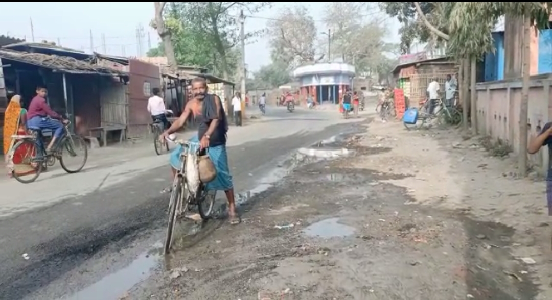 पानी जमा होने से सड़कें हो रही खराब