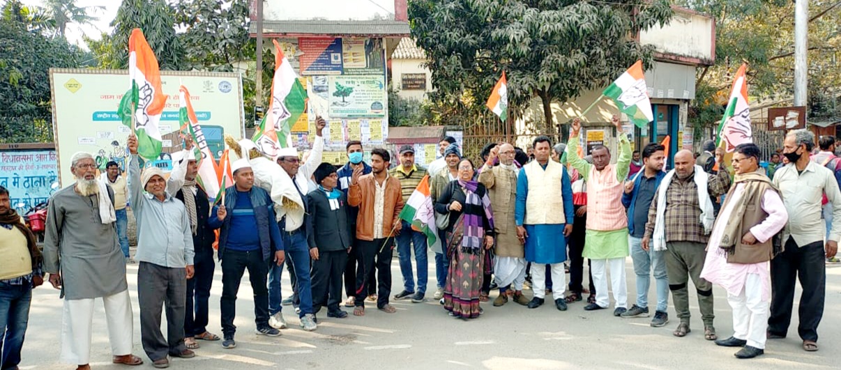 मंहगाई के खिलाफ प्रदर्शन करते लोग