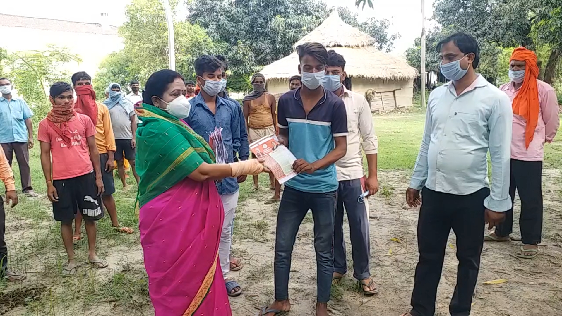 bjp distributing letter of pm in bettiah