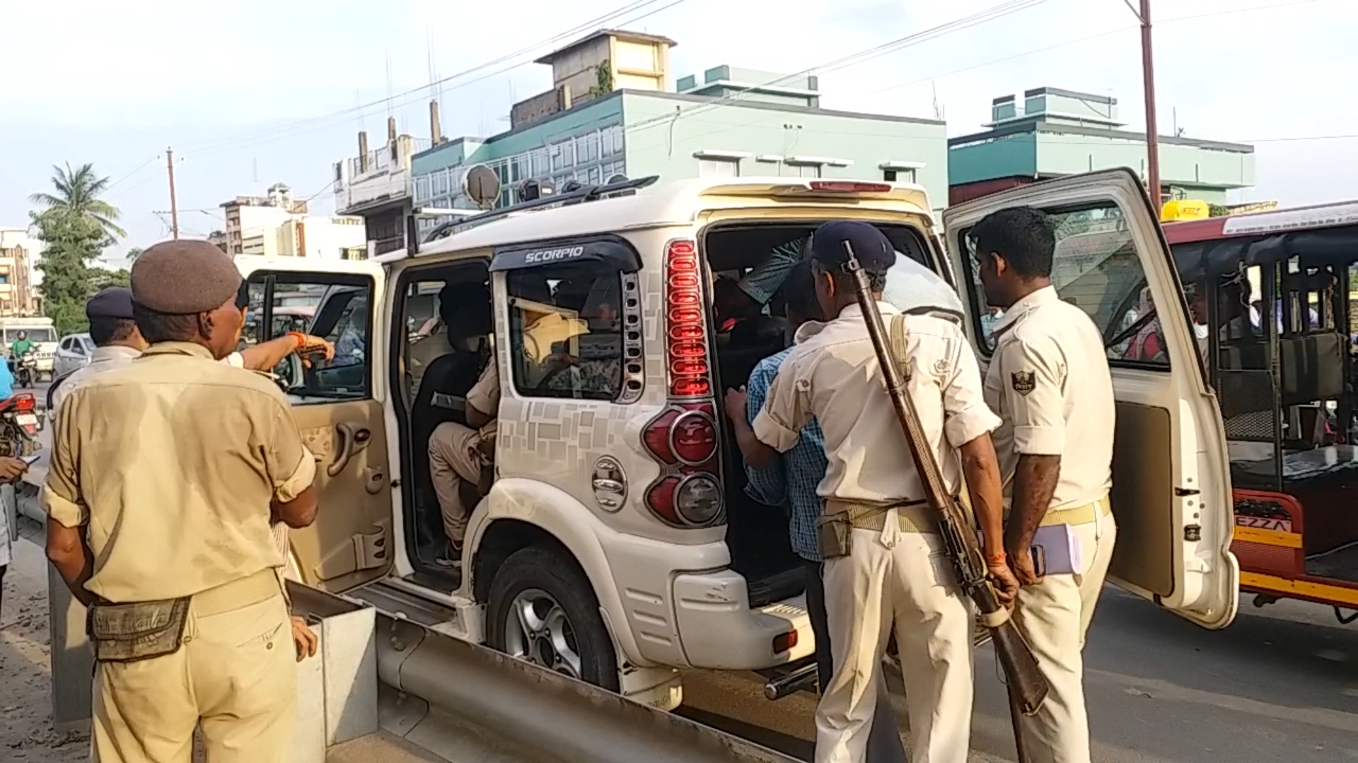 पश्चिमी चंपारण लेटेस्ट न्यूज, बेतिया चिटफंड कंपनी स्वर्ण इंडिया ठगी मामला, बेतिया पुलिस