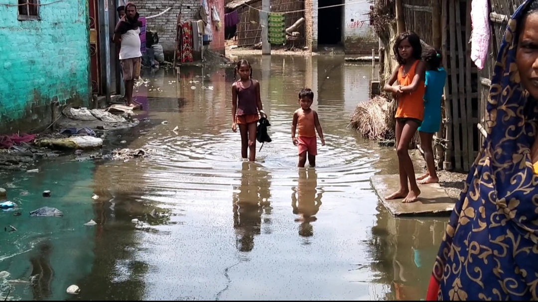 सड़क पर बह रहा नाले का बदबूदार पानी