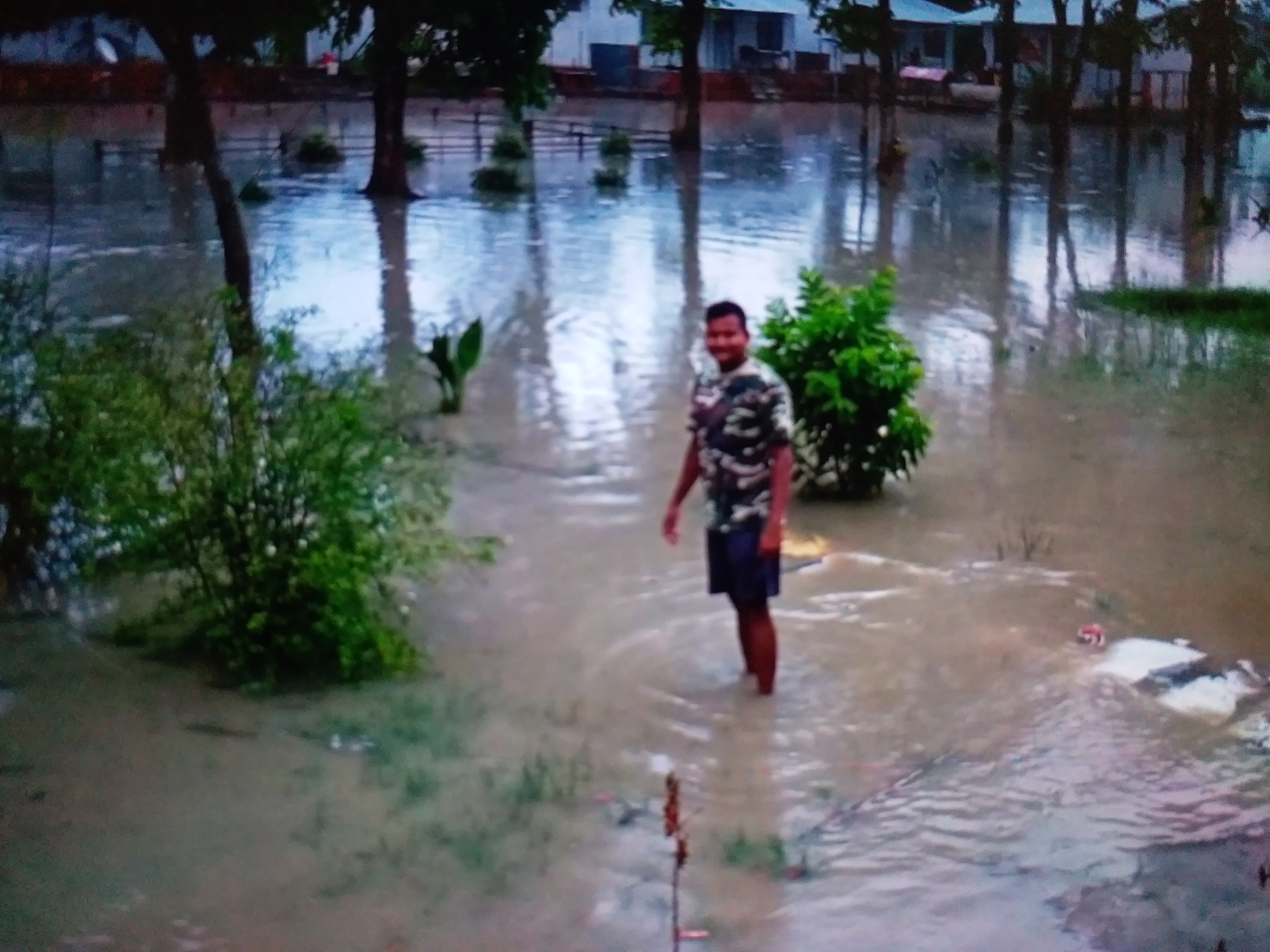 Flood water enters SSB camp due to gandak river in Bagaha