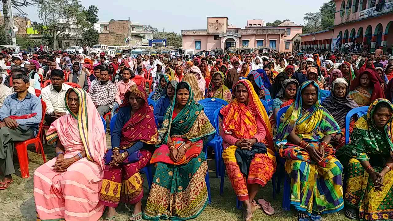 कार्यकर्ता सम्मेलन में उपस्थित महिलाएं