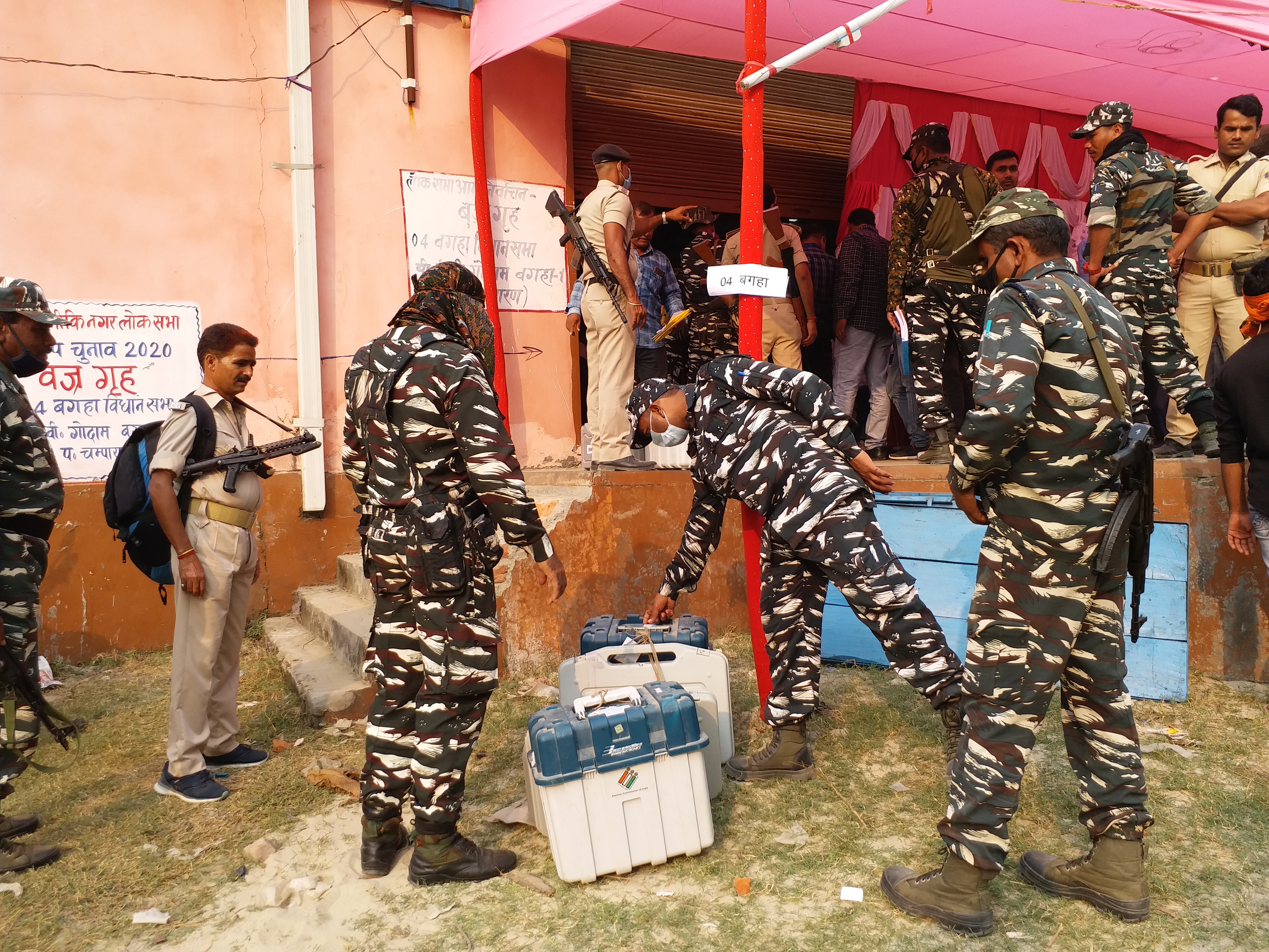 polling worker leave with EVM for voting in Bagaha