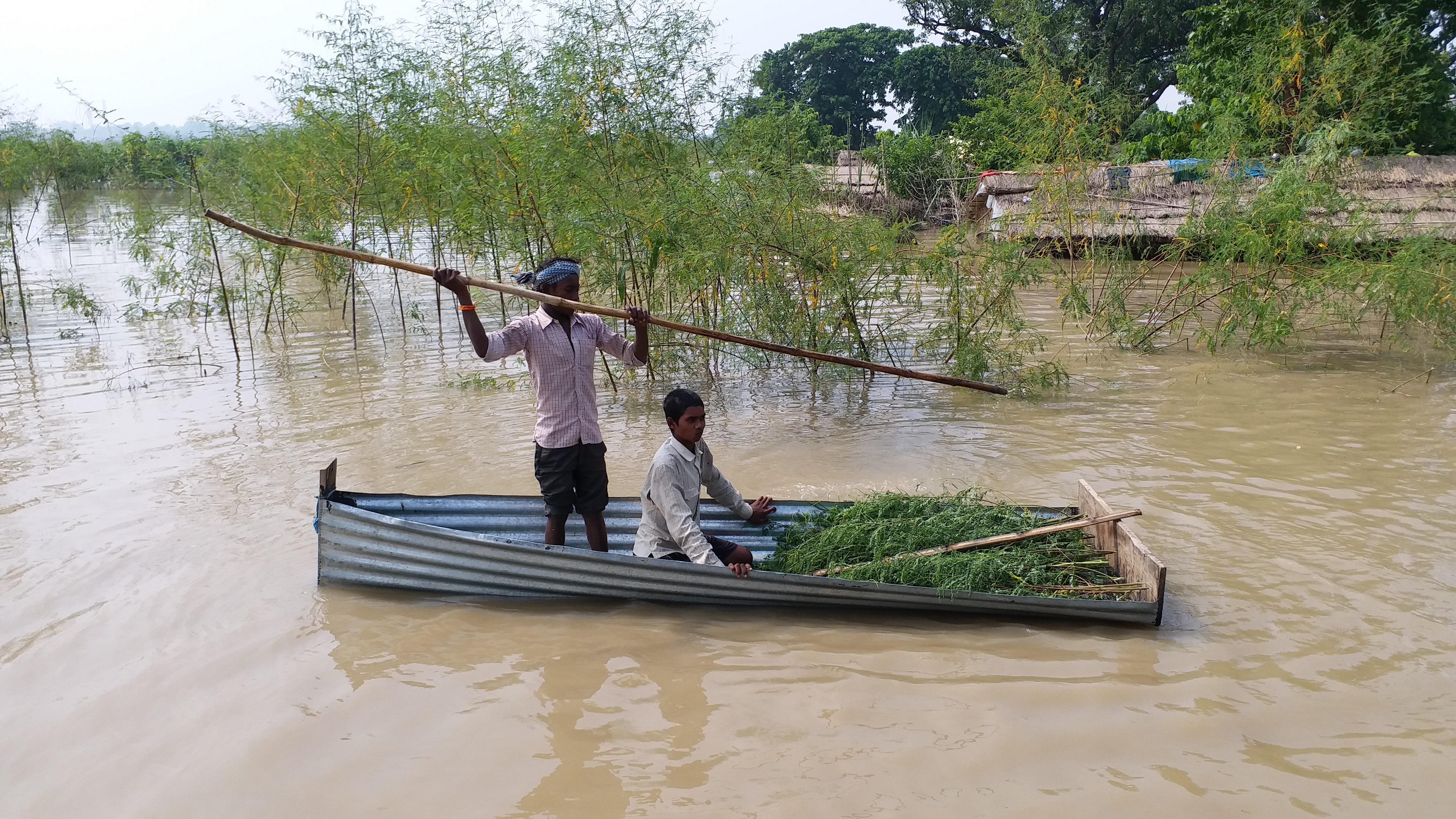 बाढ़ से पीड़ित ग्रामीण