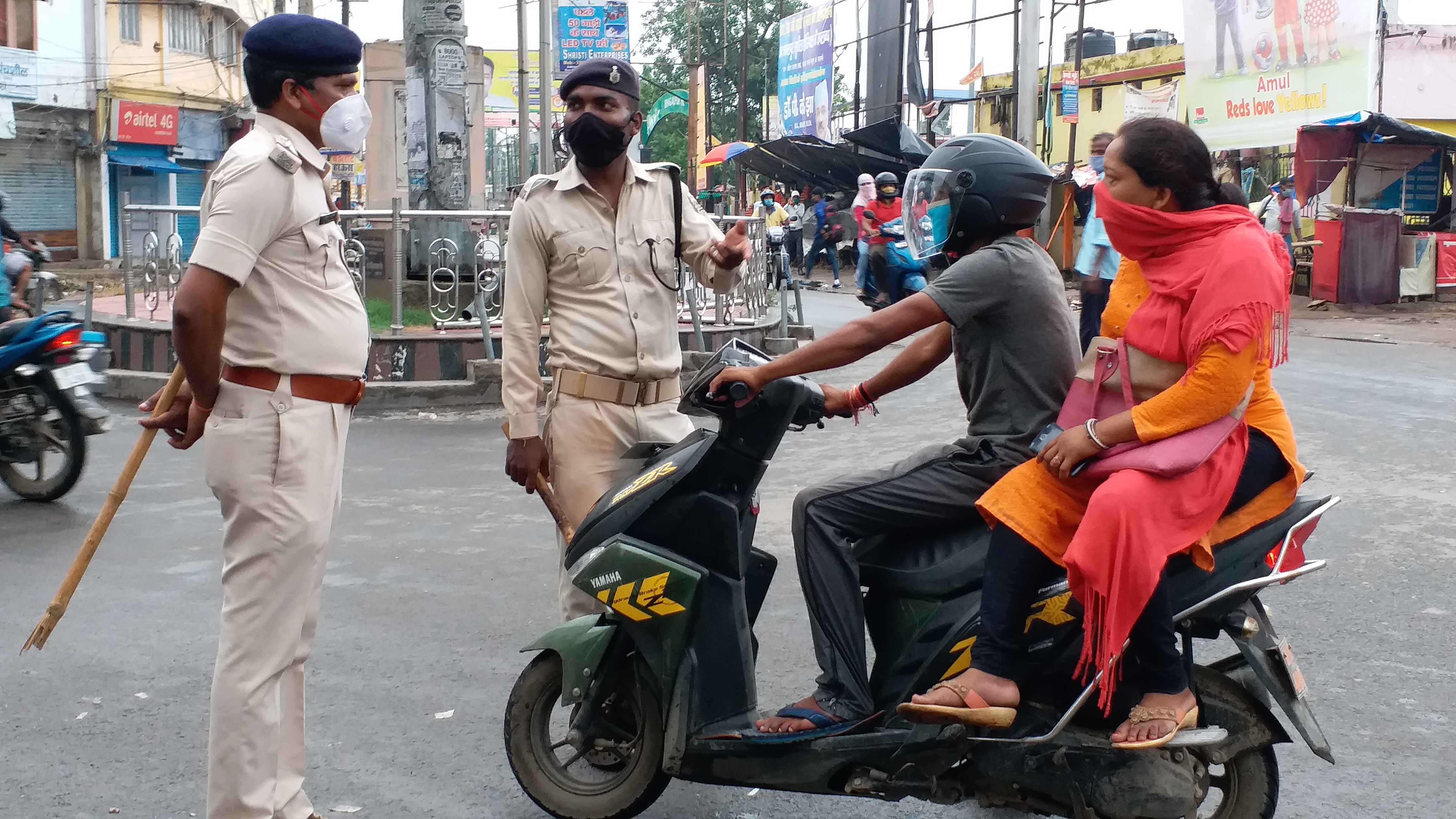 लोगों को रोकती पुलिस