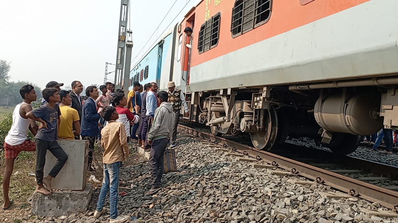 यात्रियों के बीच हड़कंप मचा गया.