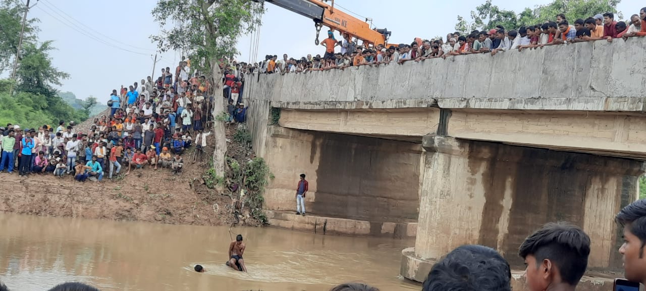 दूसरा युवक अभी भी लापता है.