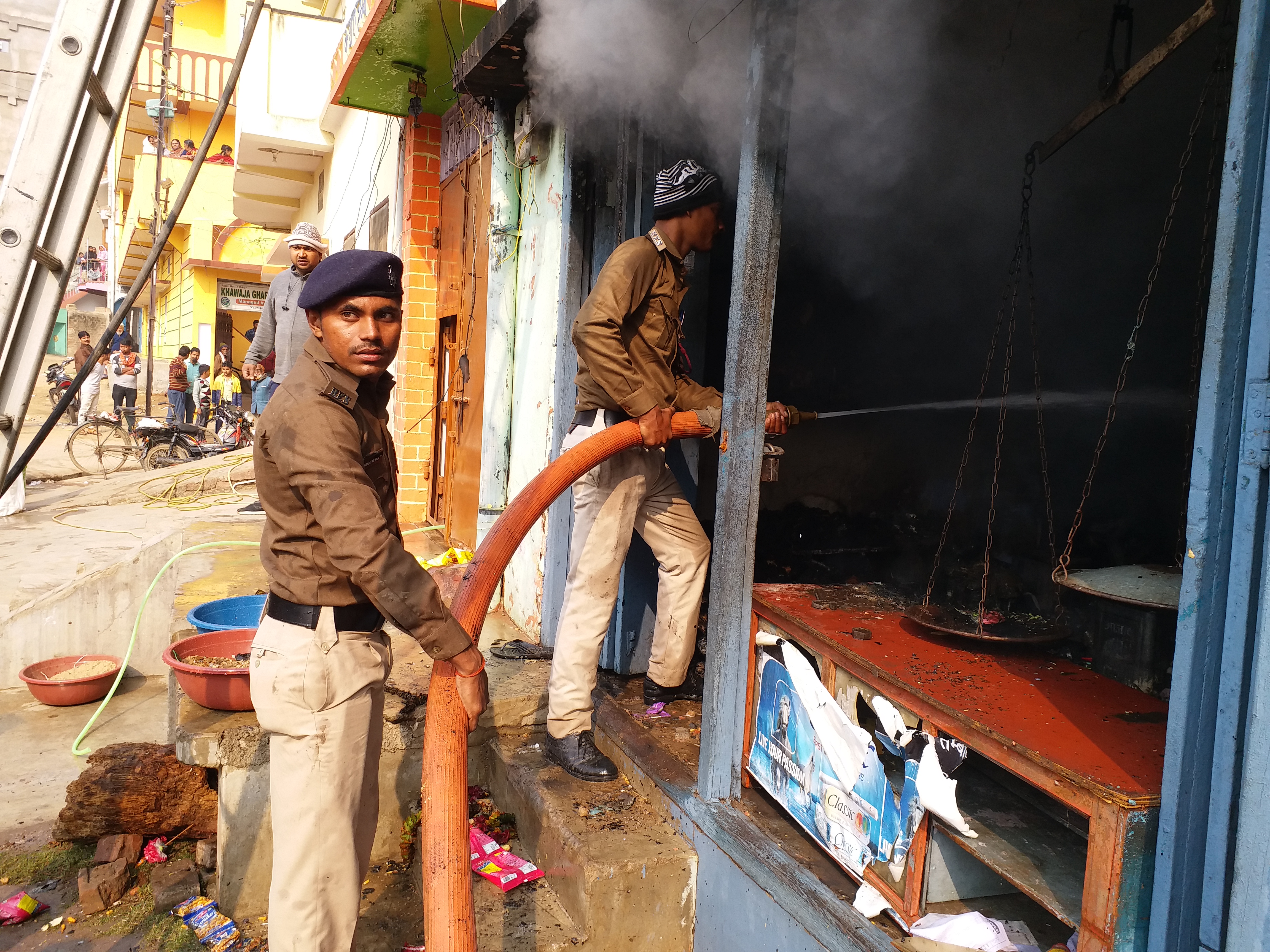 घटनास्थल पर पहुंची दमकल विभाग की टीम.