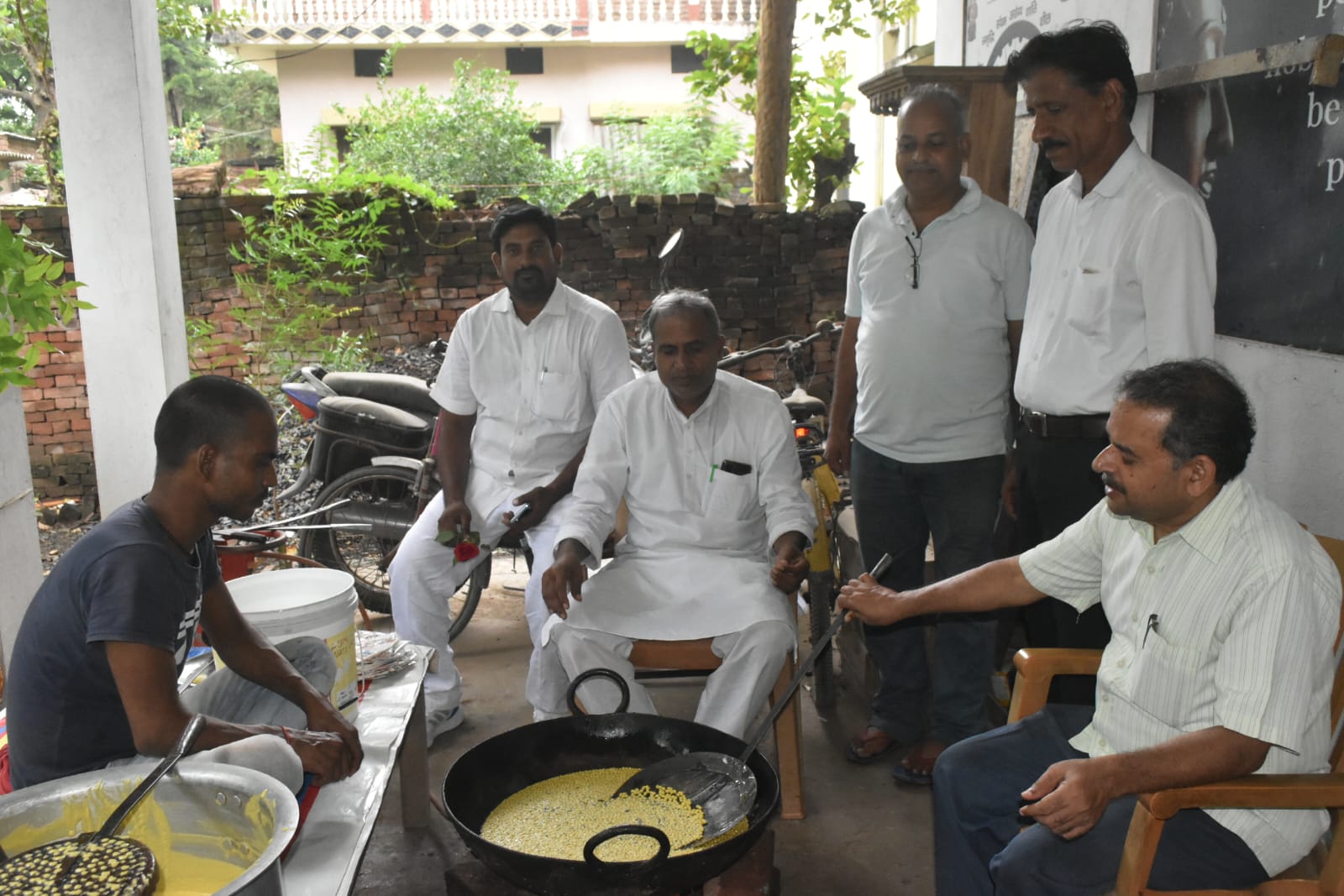 घर पर मिठाई बनवाते परिजन.