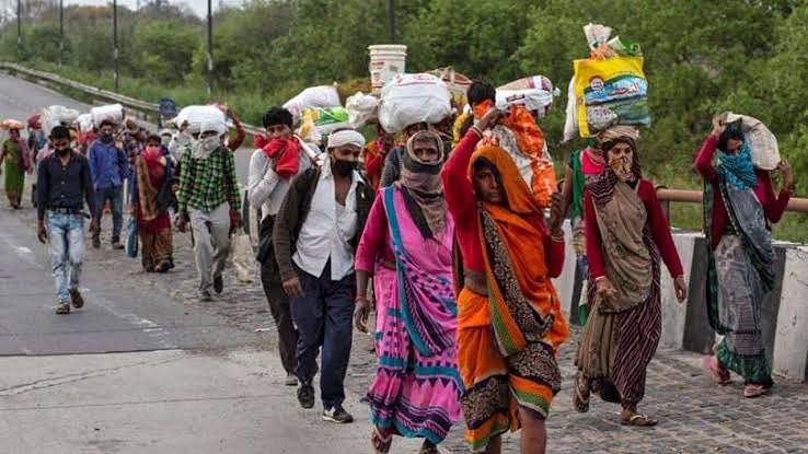 अपने घरों को लौटते श्रमिक