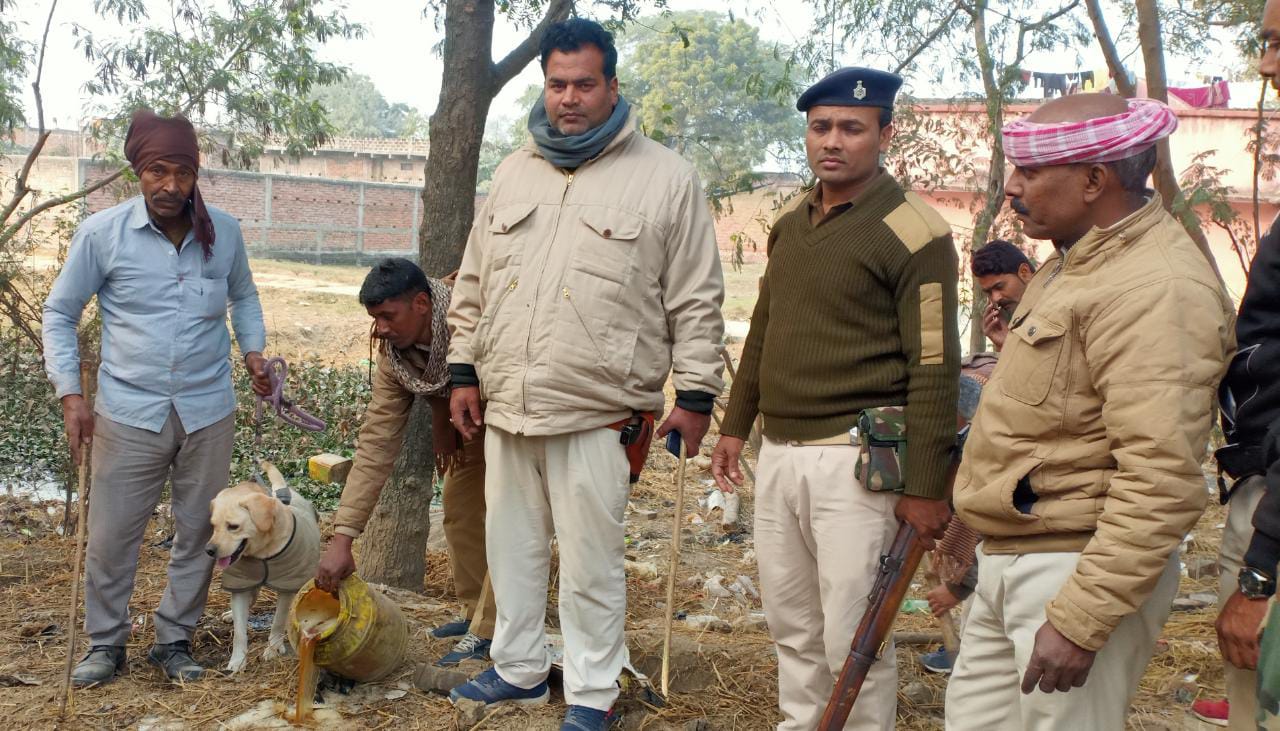 शराब नष्ट करवाती पुलिस