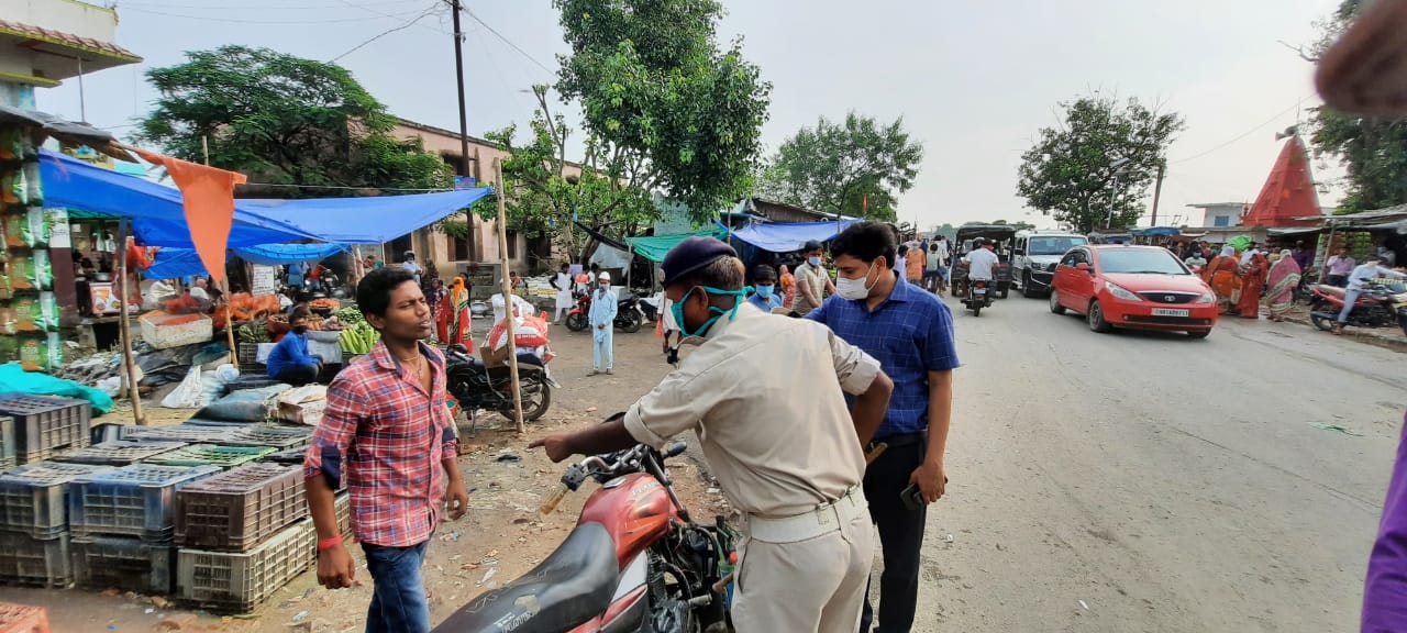 عالمی وبا کورونا وائرس سے تحفظ کے پیش نظر دربھنگہ ترقیاتی افسر نے ماسک بیداری مہم چلائی